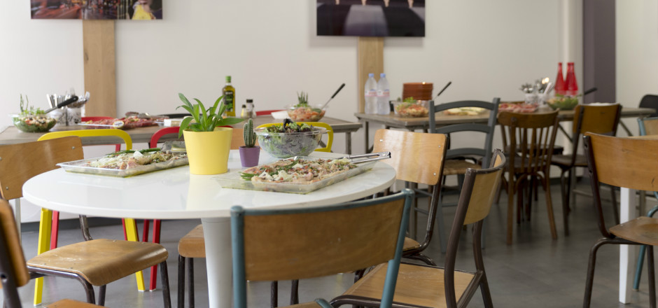 Payer pour le temps passé et non pas pour les boissons ou gourmandises consommées, c’est le concept de l’Anticafé!